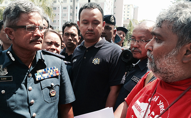 Pada jam kira-kira 11:30 tengah hari, kelihatan Pengarah Jabatan Kastam KL Abd Gani Othman hadir untuk berjumpa dengan sekretariat gabungan itu.
