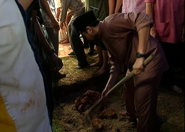 Family, friends and compatriots converged on the compound of the mosque as early as noon to pay their final respects to the chairman of PR1MA.