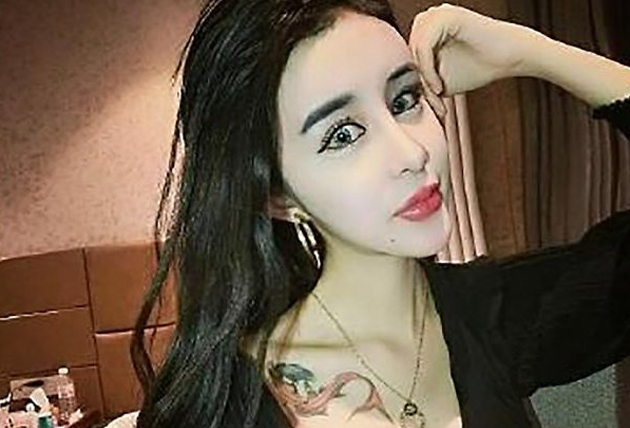 Lee memuat naik gambarnya di laman web Weibo dan kini punya 400,000 pengikut