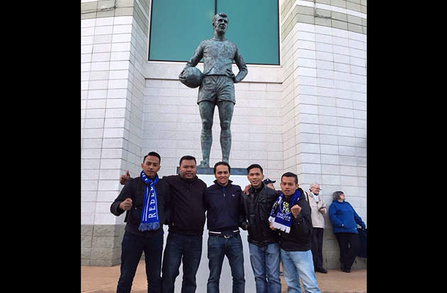 Penyokong Chelsea Malaysia (dari kiri) Zaki Supandi, Fazlie Jabar, Irish Idzham, Wan Amirul dan Sarol McEachran di Stamford Bridge.