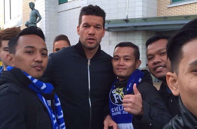 Penyokong Chelsea tempatan di London bersama Michael Ballack.