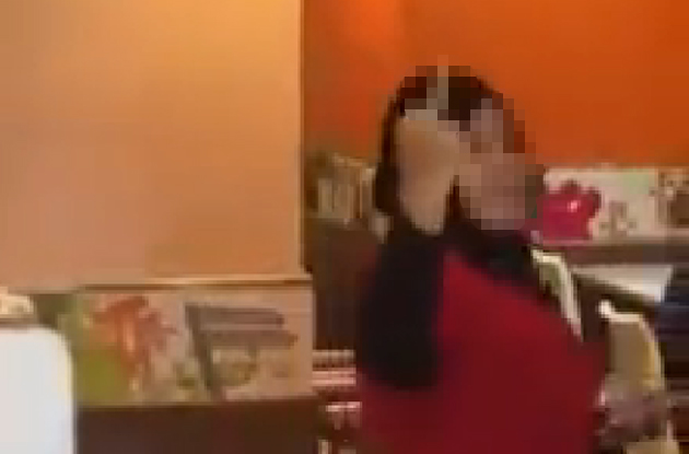 Pekerja KFC tunjuk isyarat tangan lucah