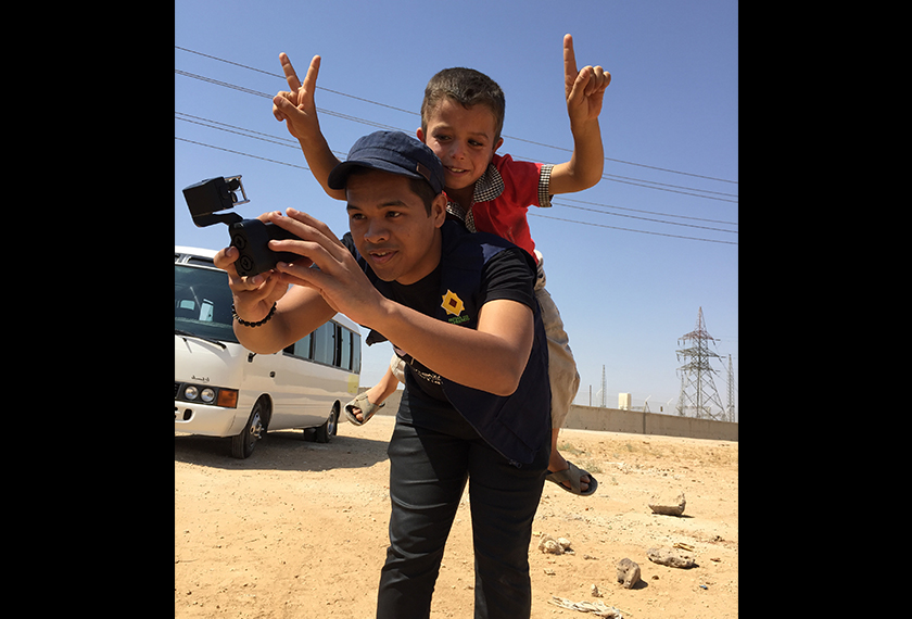 Aizat Amdan ambil foto bersama anak Syria