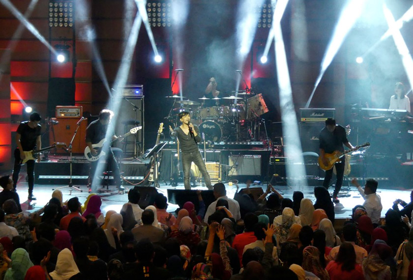 Pemuzik lain yang turut membantu termasuk Lee Sze Wan (kibod), Kee Zulhardnan (gitar), Fauzi “Aji” Semin (giitar utama), Wan Kelly (bass) dan Azim “Jenk” Ali (dram/perkusi).