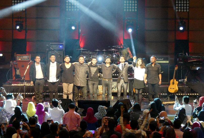 Faizal Tahir bersama tenaga yang menjayakan malam gemilang One Night Only.