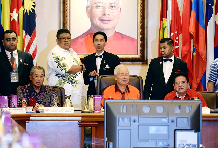 Najib mempengerusikan mesyuarat khas Majlis Tertinggi UMNO yang turun dihadiri oleh Muhyiddin. - Foto Astro AWANI / SHAHIR OMAR