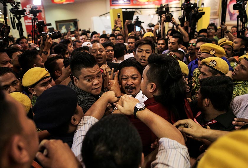 Keadaan kecoh cuba dilleraikan pihak Jabatan Sukalerawan Malaysia (RELA). - Foto Astro AWANI / SHAHIR OMAR