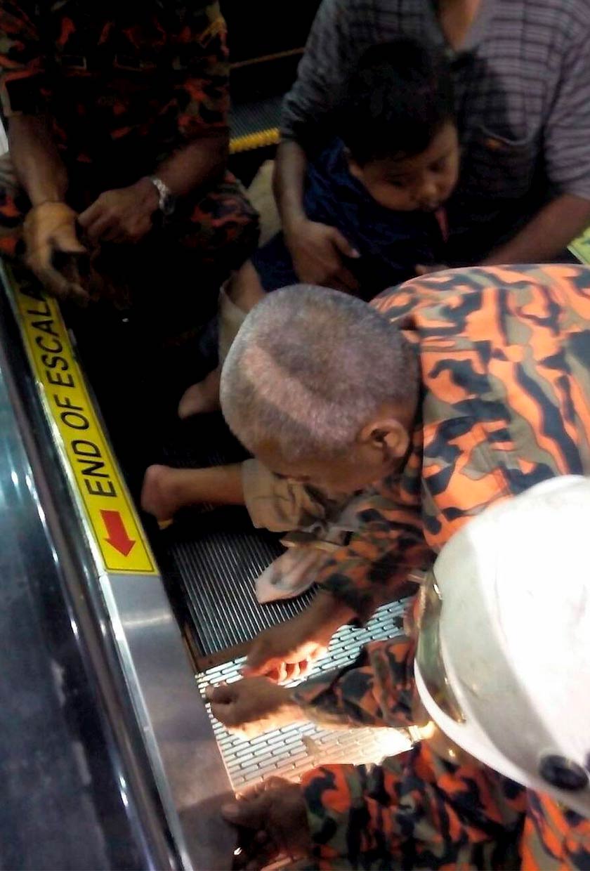 Anggota Jabatan Bomba dan Penyelamat membantu mengeluarkan jari kaki kanan kanak-kanak tersebut.