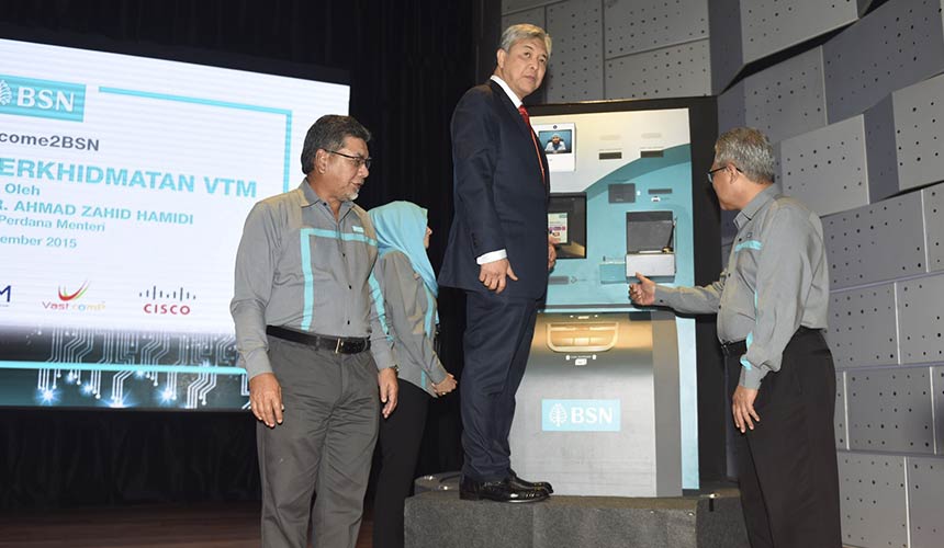 Dari kiri: Pengerusi BSN Tan Sri Abu Bakar Abdullah, Timbalan Perdana Menteri Datuk Seri Dr Ahmad Zahid Hamidi, Ketua Eksekutif BSN Datuk Adinan Maning ketika melancarkan Mesin Juruwang Maya (VTM) di Wisma BSN hari ini. - Gambar BSN