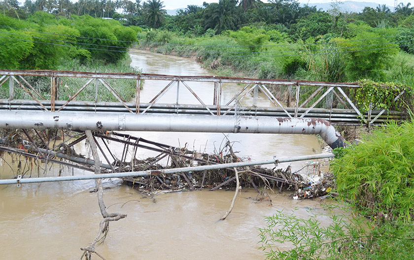 Mayat G. Sukumaran, 3, ditemui tersangkut pada jaring perangkap sampah di Sungai Labu . - Foto Bernama