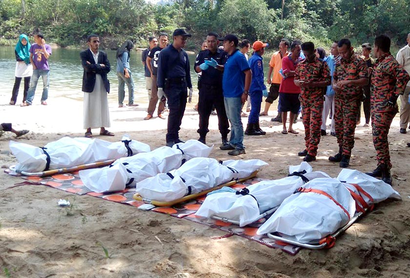 Kesemua mayat berasal dari Bandar Puncak Alam, Kuala Selangor itu dibawa ke Hospital Hulu Terengganu untuk bedah siasat sebelum dituntut oleh waris terdekat. - Foto BERNAMA