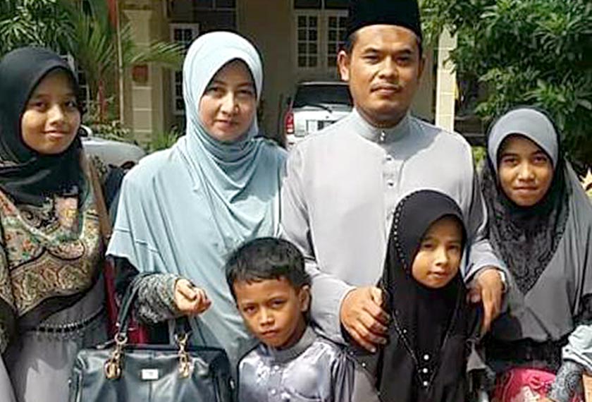 The family comprising (from left) Nurul Arifah, Nurul Adila, Abdul Halim, Nurul Aina, Nurul Izah (front) and Mohd Hasif (front). - BERNAMApic