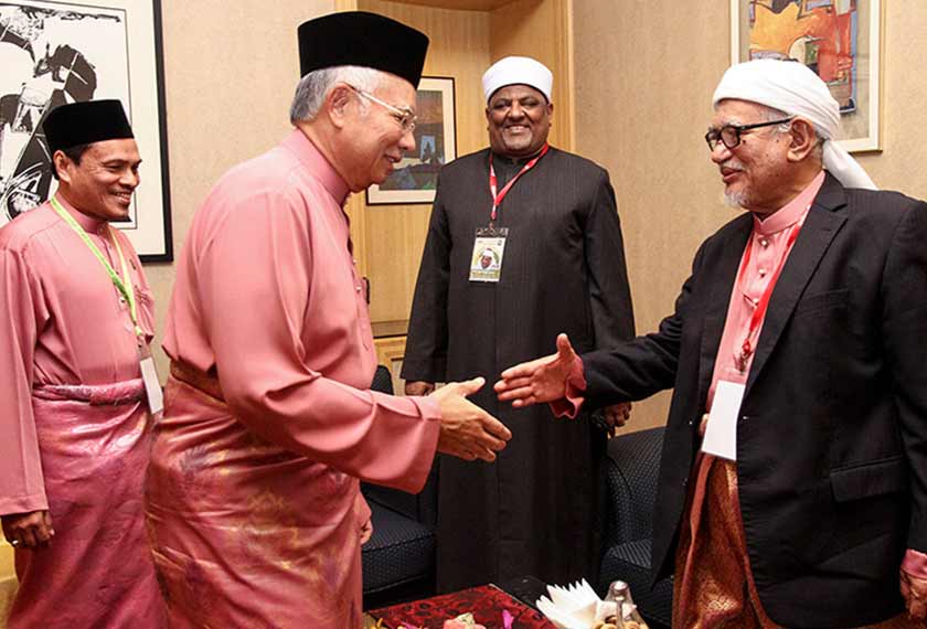 The Prime Minister and UMNO president and Abdul Hadi greeted each other warmly and later joined hands with other alumni luminaries on stage after Najib opened the seminar. - Bernama Photo