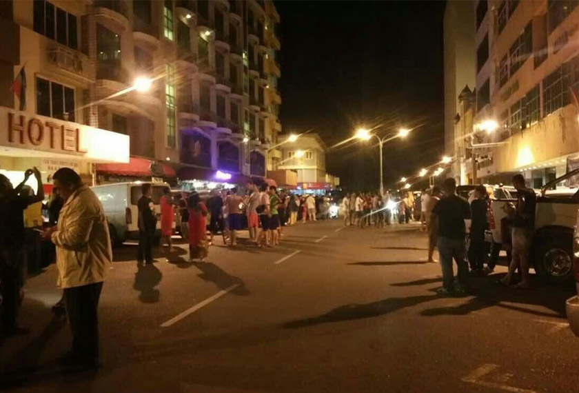 Orang ramai keluar ke jalan raya selepas merasai gegaran tersebut.