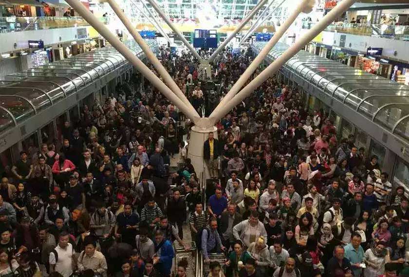 perkhidmatan bas digunakan untuk membawa penumpang semasa perkhidmatan terhenti.