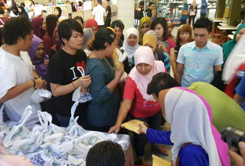 Persatuan Kebajikan Peniaga-peniaga Kecil Ampang Park menyampaikan sumbangan makanan kepada pengunjung kompleks itu sempena sambutan Maulidur Rasul - Sumber gambar Wan Kamal Izzuddin