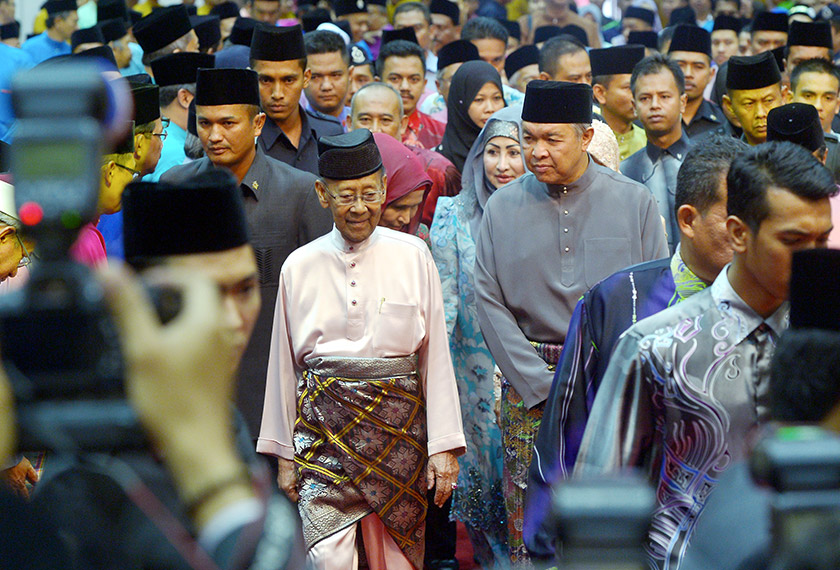 Tuanku Abdul Halim Muadzam Shah being escorted by Ahmad Zahid and Hamidah during the procession in Serdang today.