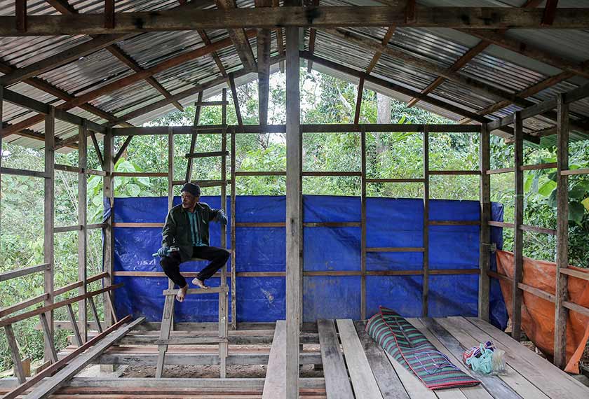 The hut is literally halfway done. The floor and walls have yet to be installed but the overall structure is done. 
