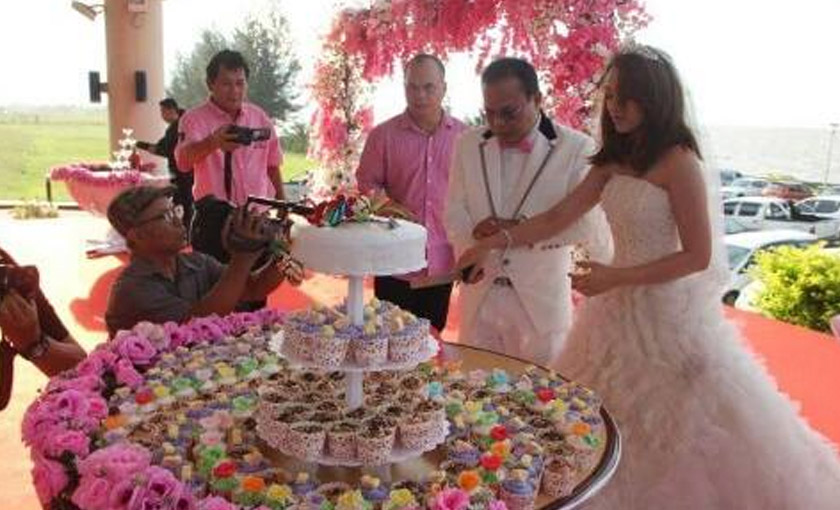 Ahli Parlimen Selangau, Joseph Entulu berkahwin dengan seorang wanita usia 27 tahun, Jacklun Antony pada Sabtu lalu - Kamek Miak Sarawak