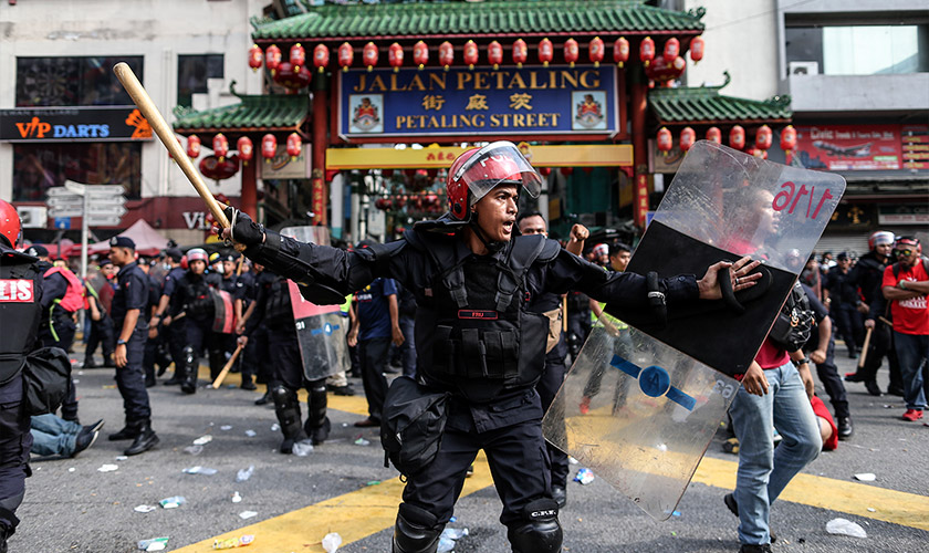 Unit Simpanan Persekutuan (FRU) sedang menenangkan suasana sewaktu tunjuk perasaan kumpulan 
