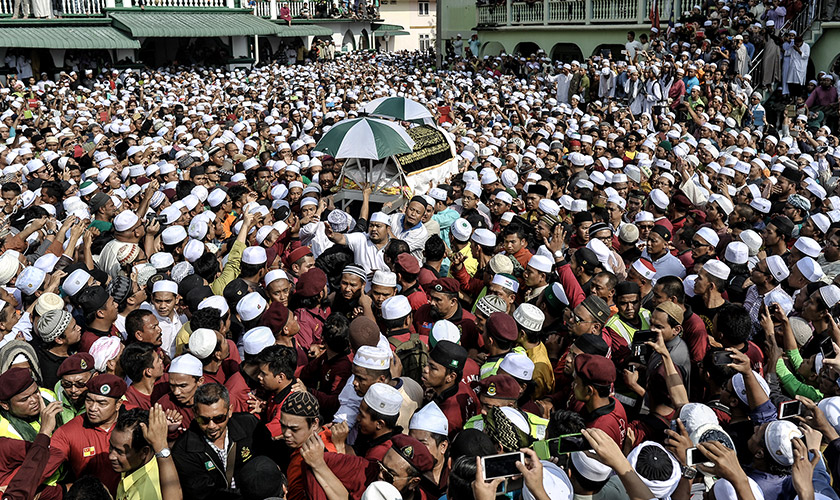Lautan manusia yang tidak mahu terlepas memberi penghormatan terakhir untuk Datuk Nik Aziz Nik Mat. Foto Astro AWANI/SHAHIR OMAR