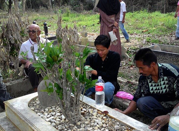 Atai anak saudara Allahyarham bersama keluarga dan peminat di pusara Allahyarham Sudirman Hj Arshad di Tanah Perkuburan Chengal, Pahang. - Foto Facebook Sudirman Hj Arshad