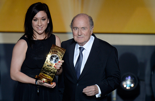 Nadine Kessler (kiri) bersama Presiden FIFA, Joseph Blatter.