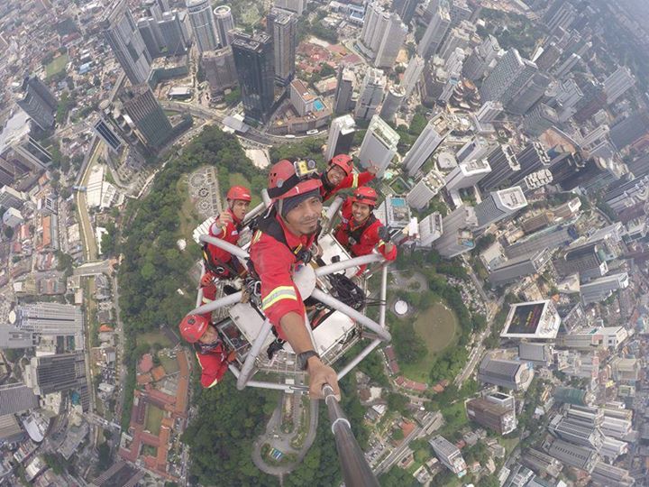 Pasukan Ropequest Sdn Bhd berselfie di atas Menara Kuala Lumpur.