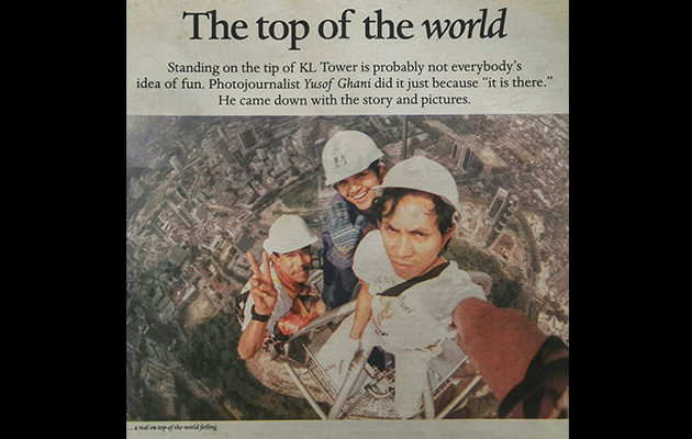 Gambar potret diri ataupun selfie Yusof Ghani di puncak Menara KL yang diterbitkan akhbar The Sun pada 1996. 