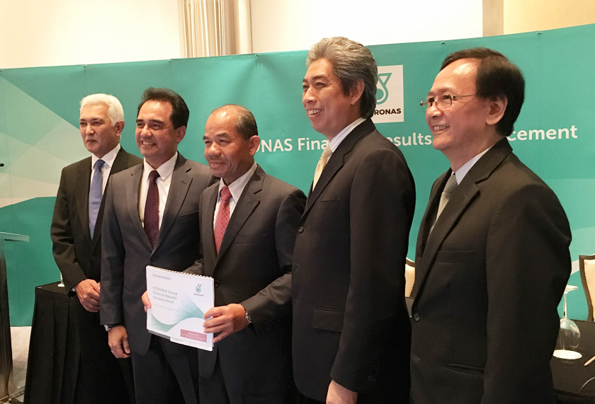 Ketua-Ketua Eksekutif PETRONAS bersama laporan kewangan suku ketiga 2015.-Foto Astro AWANI
