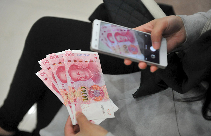 Not 100 Yuan baru lebih sukar untuk dipalsukan dan mudah dibaca mesin-Foto AFP