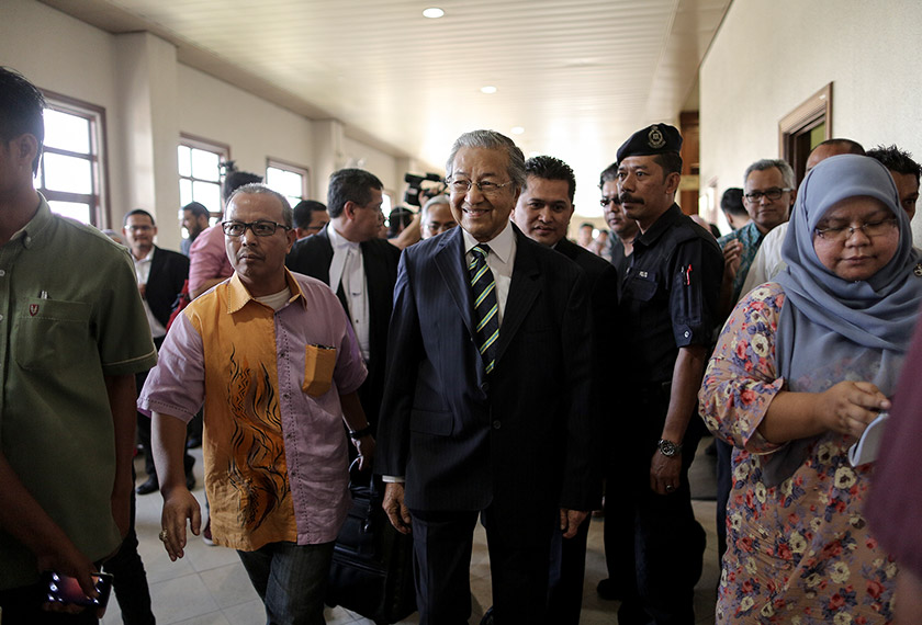 Bekas Perdana Menteri, Tun Dr Mahathir Mohamad (dua, kiri) hadir di Mahkamah Tinggi Jalan Duta Kuala Lumpur hari ini untuk mendengar kes bekas Naib Ketua UMNO Bahagian Batu Kawan, Datuk Seri Khairuddin Abu Hassan dan peguam Mathias Chang.
