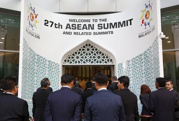 Delegates enter the venue for the 27th Association of Southeast Asian Nations (ASEAN) summit in Kuala Lumpur, Malaysia, November 18