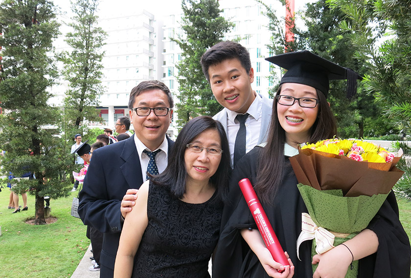 Valedictorian, Sharon Leow bersama ahli keluarganya selepas menerima ijazah sarjana muda Bachelor of Mass Communication (Honours) (Public Relations) di Taylor's University. - Foto Sharon Leow
