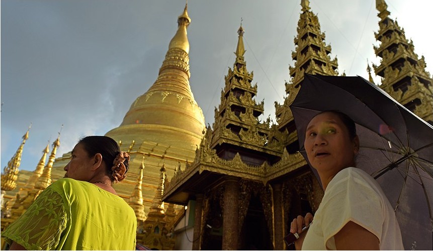 People walk around the Shwedagon Pagoda in Yangon on November 14, 2015. Aung San Suu Kyi's opposition on November 13 secured a parliamentary majority from last weekend's polls that will allow it to elect a president and form a government in a historic shift in power from the army. AFP PHOTO / Nicolas ASFOURI
