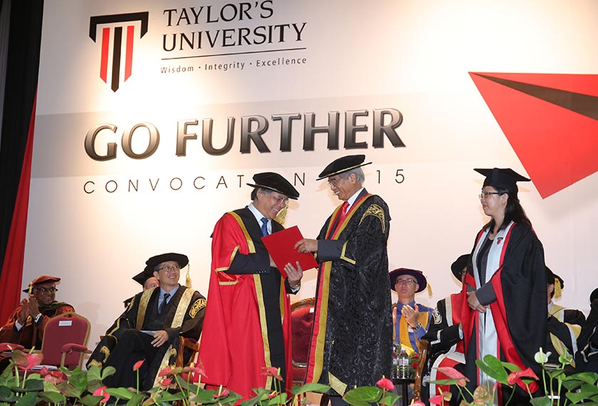 Datuk Seri Idris Jala menerima Ijazah Doktor Kehormat dalam Pengurusan daripada Canselor Taylor's University, Prof Emeritus Tan Sri Datuk Dr Syed Jalaludin Syed Salim. - Foto Taylor's University