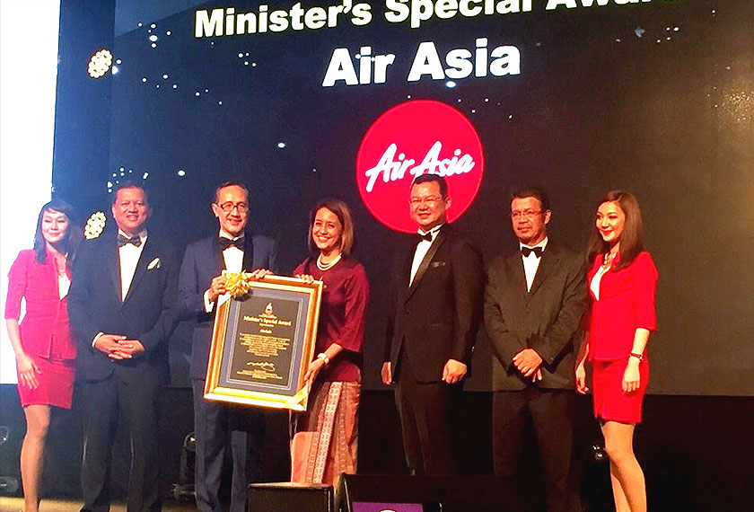 Menteri Pelancongan Budaya dan Alam Sekitar Sabah, Datuk Seri Panglima Masidi Manjun menyampaikan anugerah kepada Ketua Pegawai Eksekutif AirAsia, Aireen Omar di Anugerah Pelancongan Sabah 2015. - Gambar AirAsia