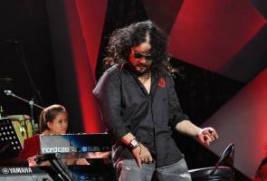 Zahid Hamidi membuat kejutan dengan 'memaksa' penyanyi Kumpulan Wings, Awie, naik ke pentas menyanyi pada satu acara di Tasik Darulaman