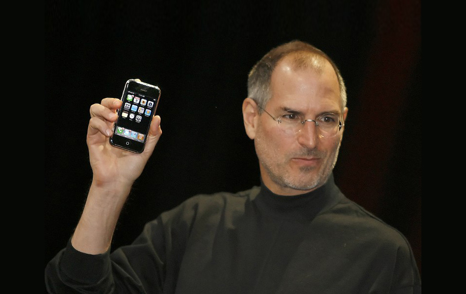 Steve Jobs melancarkan iPhone pertama - Foto fail