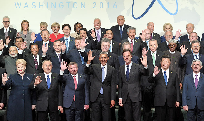 Presiden Amerika Syarikat Barack Obama (tengah) bergambar bersama ketua delegasi daripada 53 negara yang menghadiri Sidang Kemuncak Keselamatan Nuklear 2016 di Amerika Syarikat Jumaat.