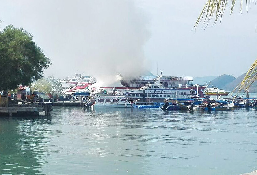 Sebaik tiba, api dilihat sedang marak di bahagian badan feri.