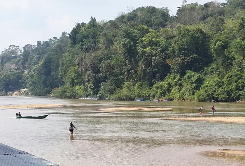 Keadaan sungai cetek menyebabkan penduduk tidak lagi perlu menggunakan bot untuk menyeberangi Sungai Tembeling, sebaliknya sekadar berjalan kaki.