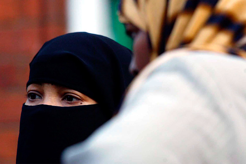 pemakaian purdah dan niqab adalah berkait rapat dengan hak wanita dan lelaki yang ditetapkan dalam Islam. - Gambar fail