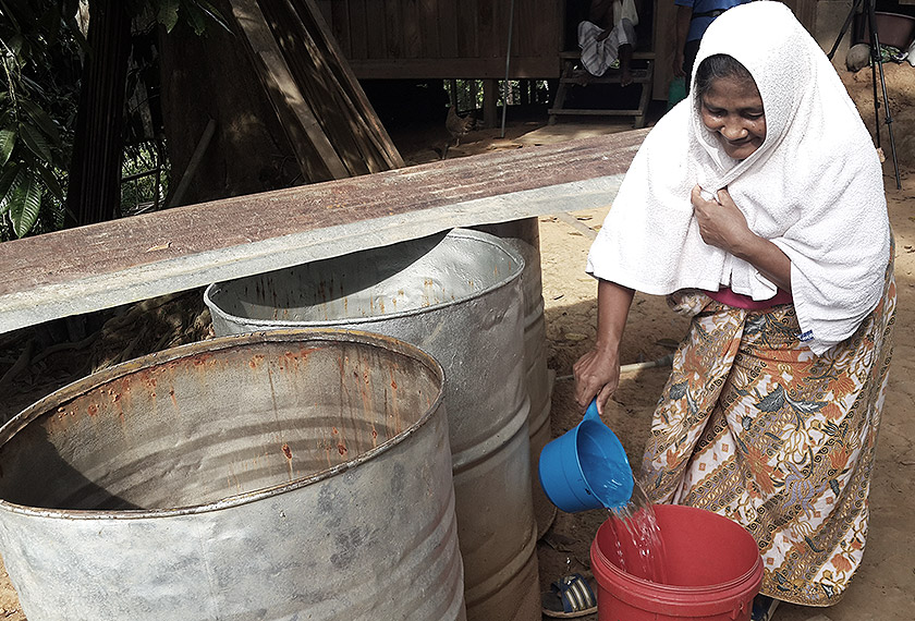 Wan Naida Wan Su, 64 tahun, yang mendakwa sudah tiga minggu rumahnya tidak mempunyai bekalan air. - Foto Astro AWANI
