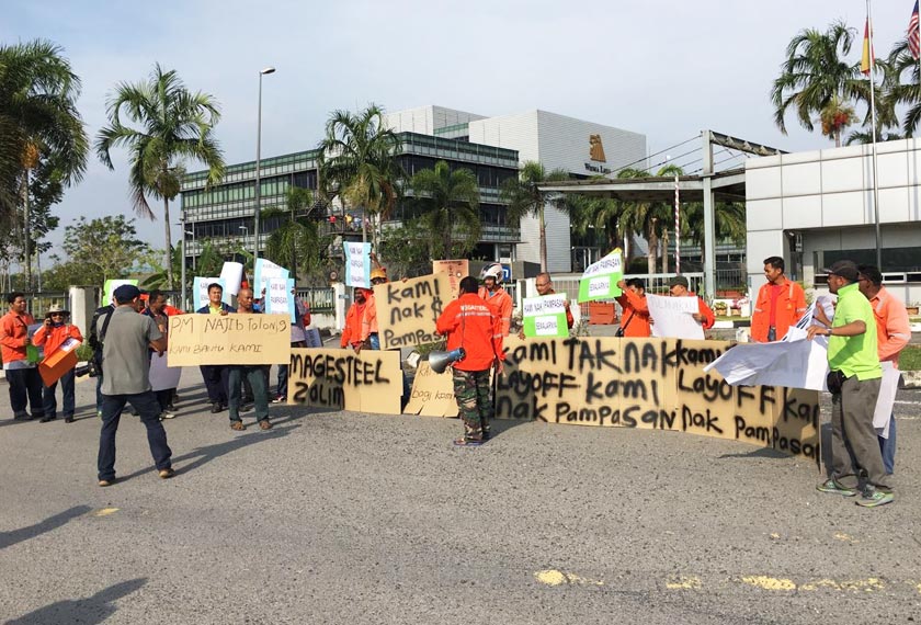 Sebahagian daripada pekerja yang mengadakan protes di hadapan kilang Megasteel di Banting hari ini. - Gambar Astro AWANI