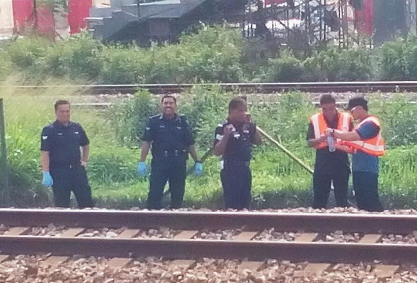 Pihak polis sedang memeriksa landasan kereta api di mana mangsa dilanggar.