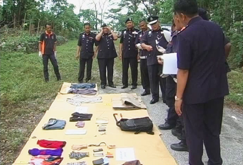 Hasil pemeriksaan menemui sepucuk ‘air’ pistol, sebilah parang, sebilah celorek, beberapa alat mengumpil, topeng muka dan sarung tangan di lokasi berkenaan. – Foto Astro AWANI