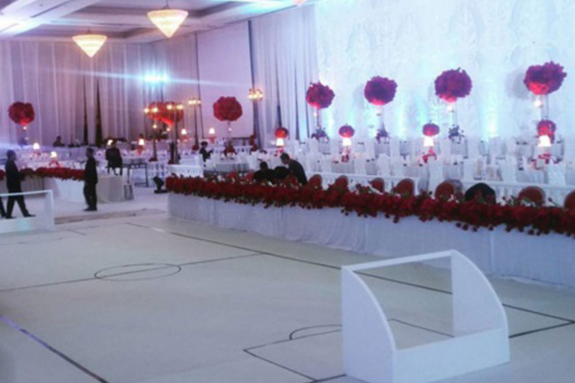 Sebuah replika padang bola turut menjadi dekorasi dewan