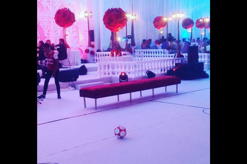 Warna merah dan putih yang juga warna rasmi Arsenal, melatari majlis ini.