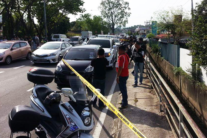 Mangsa dipercayai ditembak dari jarak dekat oleh seorang suspek yang menunggang sebuah motosikal.